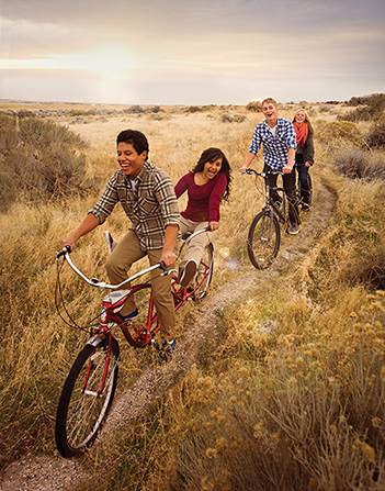 couples on tandem bikes